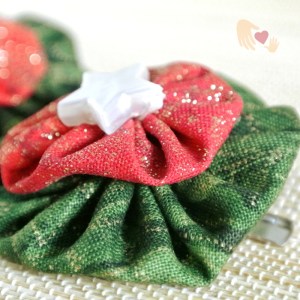 It's all sparkles and stars for this pair of Christmas-coloured hairclips.