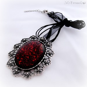 Black_blood_pendant_brooch