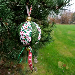 20141121a_CB_hollygreenleaves_redheartsgreenR